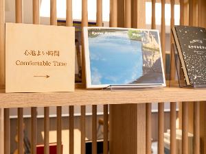 ×【ライブラリーカフェ】「旅先でちょっと疲れを癒したい」そんな時におすすめの本をセレクト。