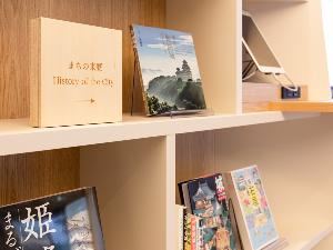 ×【ライブラリーカフェ】ホテル周辺の地場に関連する本をセレクト。新しい知識を、ぜひおみやげに。