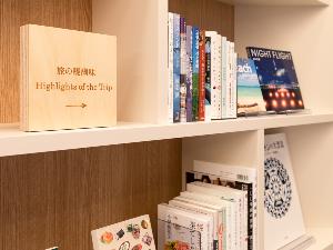 ×【ライブラリーカフェ】日本だけでなく世界や宇宙まで、幅広い視点から「旅」を感じられる本をセレクト。
