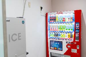 製氷機、自販機（1F)