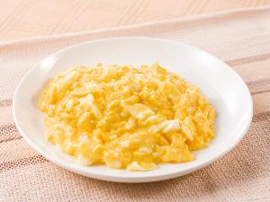 ×バターの風味たっぷりのオリジナルレシピでつくられたスクランブルエッグ。パンやワッフルとも相性抜群。