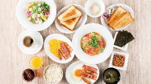 【朝食】2階レストラン サイドメニュー５種＋メインメニュー5種＋ドリンクバーを組み合わせたプレート。