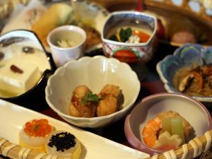 夕食一例です。特別会席料理をお楽しみください。