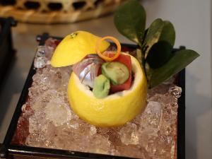 お造り（日によって内容が変わることがあります） 日向夏釜に本鮪　瀬付き鯵　妻　芽物