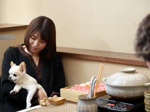 わんちゃんと一緒に、お部屋でお食事ができます。