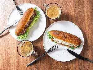 CANVASラウンジは宿泊以外でもカフェとしてご利用可能スペースです。軽食やアルコールの販売もございます。