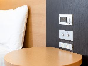 【客室設備】枕元にコンセント完備！携帯の充電等に便利です