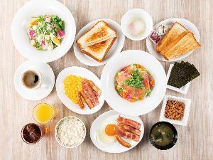 【朝食】2階レストラン・サイドメニュー５種＋メインメニュー４種＋ドリンクバーを組み合わせたプレート。