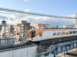 ×近鉄「東寺」駅目の前の好立地！電車と五重塔の両方が眺められる客室もございます。