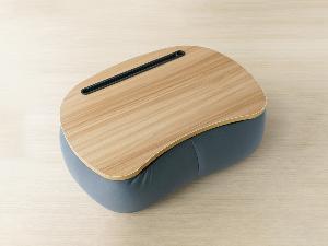 【貸出備品　テーブルクッション】膝の上でも安定して作業できます。心地よいフィット感でリラックス。