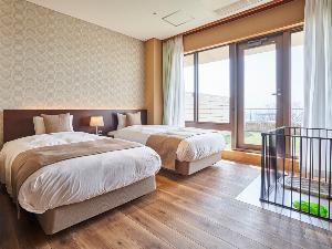 木の暖かみを感じられる、ほっと落ち着くスーペリアツインルーム。