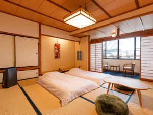 お客様のプライベート時間を守る為、スタッフの入退室をひかえ、事前にお布団を敷いております（客室一例）