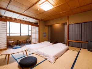 お客様のプライベート時間を守る為、スタッフの入退室をひかえ、事前にお布団を敷いております（客室一例）