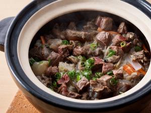 能登牛すじ土鍋ご飯（〆のお食事は、おこげも絶品。２、３名様で一土鍋となります）