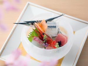 春のお造里一例：風船氷に盛り付けた、その日の新鮮魚介をご用意致します。