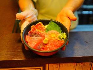 スタッフが足で探したマグロ専門店「又こい家 築地草本手」イチオシ海鮮丼付＜ラウンジ利用可＞