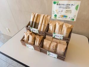 アメニティ類はフロントにございます。