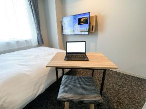 【ダブルスタンダード】 可動式デスクで自由自在に空間をアレンジできます