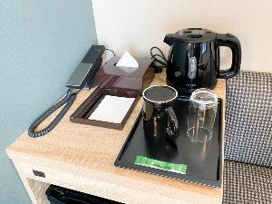 【客室設備】電気ケトルやカップ、緑茶などをご用意しております。