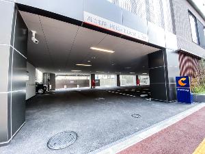 【駐車場入口】敷地内駐車場は1泊（14時〜翌12時）1,200円でご利用いただけます。※先着順