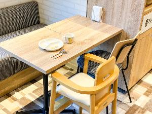 【無料朝食】お子様用のイスと食器もご用意しております。