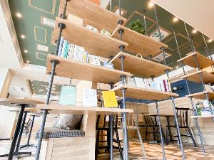 【ライブラリーカフェ】天井まで続く大きな本棚には、書籍の他に高松らしい工芸品も展示しています