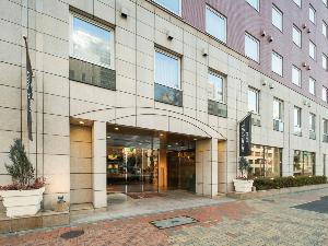■本館エントランス■茅場町駅から徒歩3分の立地。フラッグが目印です。