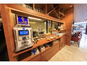 ドリンクバーとコーヒーマシンも利用できます。
