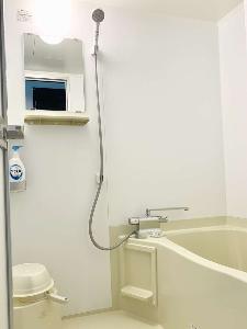 トイレとは別のバスルームには、大き目のバスタブとたっぷりとした洗い場が確保されています。