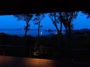 ■館内から眺める夕景の瀬戸内海～空の色と漆黒の木々のコントラストがとても綺麗です