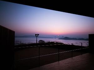 ■瀬戸内海に沈む太陽～晴れの日には鮮やかな夕焼が。