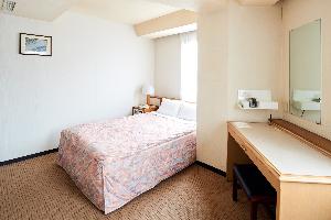 カップルでのご利用はもちろん、シングルユースでもごゆっくりお過ごし頂けるダブルルーム。