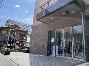 【外観】春吉本通り沿いに面しております。コンビニ、最寄バス停「春吉」まで徒歩2分。
