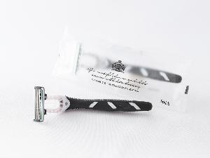 4枚刃カミソリ（レザー）・4枚刃のカミソリをご用意（環境に配慮したバイオマスを使用）。