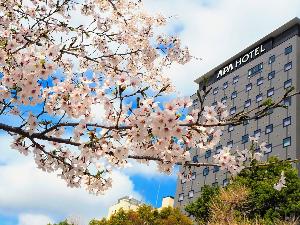 ホテル外観と不忍池の桜