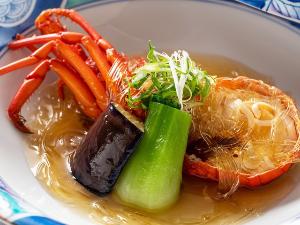 【伊勢海老フカヒレ餡掛け】肉厚で弾力のある伊勢海老にとろとろのフカヒレ餡をかけた一品