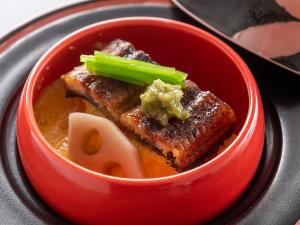 【四万十うなぎ養老蒸し】清流四万十川で獲れた鰻とふわっぷるっとした食感と老舗の味を楽しめる。
