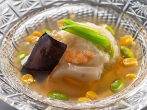 【彩り海老饅頭】海老の旨味が凝縮された彩り饅頭は夏に合わせてあっさりとした冷やし葛仕立てに