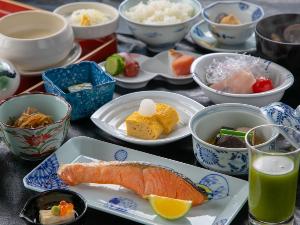 【朝食一例】気持ちの良い朝食で一日を過ごしていただけますように和食を中心としたメニューです。