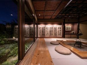【談話室】日本庭園を望む落ち着きのある空間