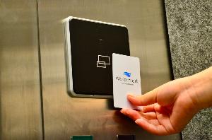 エレベーターではカードキーの認識が必要で、安心のセキュリティ対策。
