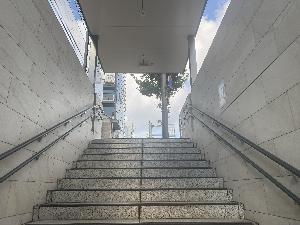 【京都市営地下鉄烏丸線 五条駅からのアクセス】(3)階段を上ります。※エレベーターをご利用のお客様は6番出口へお回りください。