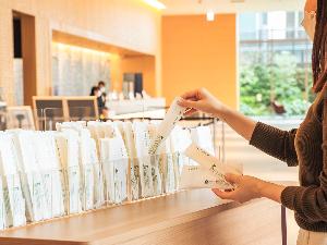 フロントロビーにてご入用のアメニティーグッズをお選びください