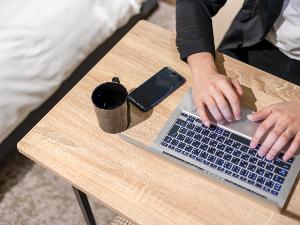 【ダブルスタンダード】可動式デスク利用イメージ