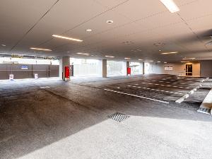 【駐車場】敷地内駐車場は1泊（14時〜翌12時）1,200円でご利用いただけます。※先着順