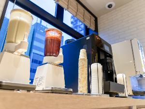 【無料朝食】ドリンクコーナーにはフルーツと野菜の冷たいスムージーや、コーヒー、オレンジジュースなどをご用意