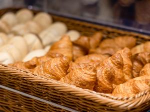 【無料朝食サービス】パン提供イメージ