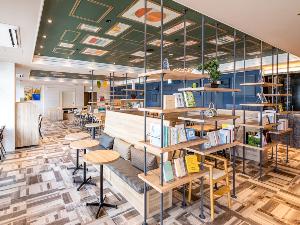 【ライブラリーカフェ】Wi-Fi接続無料◆カフェ内にはコンセントも充実。ワークスペースとしても最適。