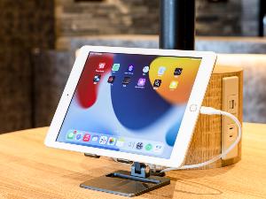 【ライブラリーカフェ】会場内には自由に使えるタブレットも設置