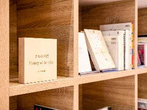 【ライブラリーカフェ】ホテルのある地域にあわせた本をセレクト。新しい知識を、ぜひおみやげに。